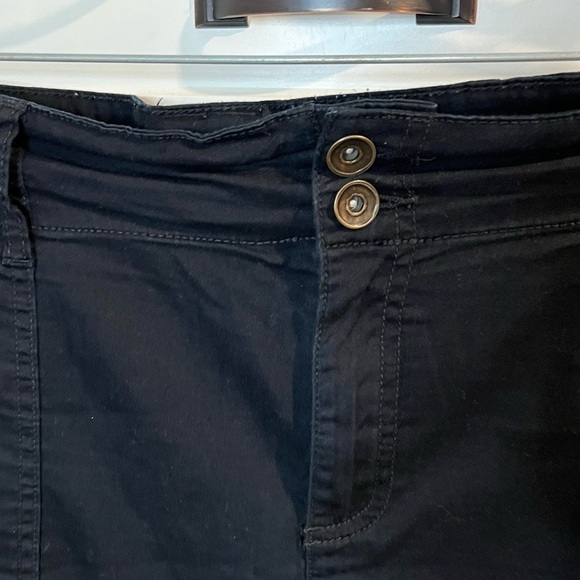 George. Women’s long shorts. Black. Size 20W. Zip fly. Button. - Picture 2 of 4